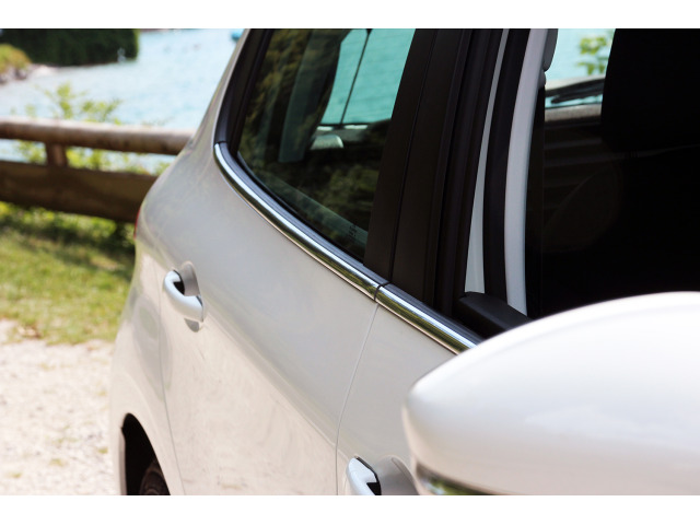 Baguette chromée de contour inférieur des vitres Peugeot 208 1215  Peugeot 208 phase 2 1519