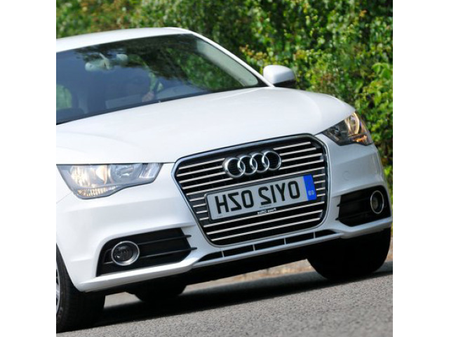 Baguette de calandre chromée compatible avec Audi A1 1018 Sportback  Audi A1 1019