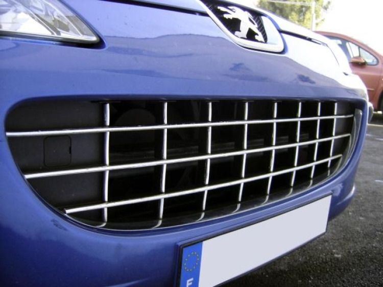 Baguette de calandre chrom&eacute;e compatible avec Peugeot 407 & Peugeot 407 SW