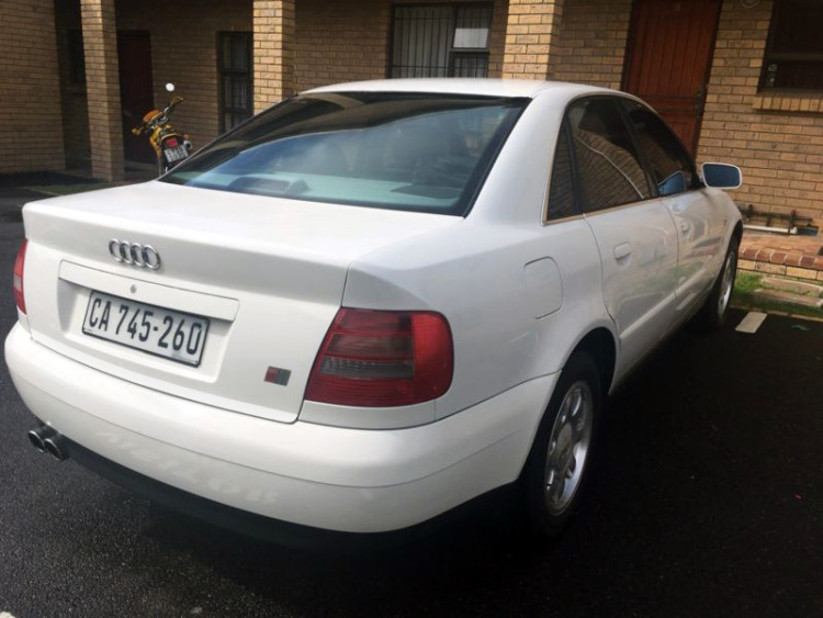 Baguette de coffre chrom&eacute;e compatible avec Audi A4 s&eacute;rie 1 phase 2 99-00