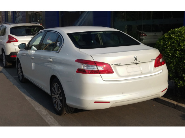 Baguette de coffre chromée compatible avec Peugeot 408
