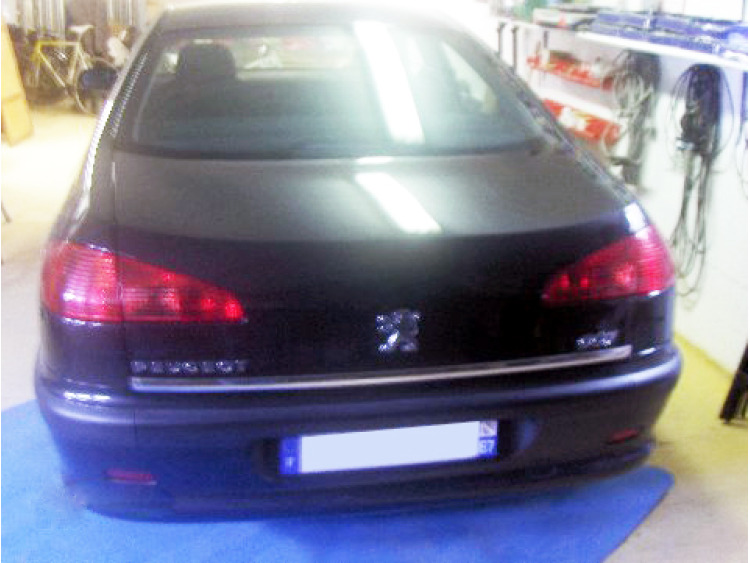 Baguette de coffre chrom&eacute;e pour Peugeot 607