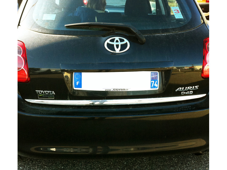 Baguette de coffre chrom&eacute;e pour Toyota Auris